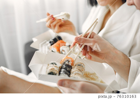 Couple have a breakfast at home at the morning 76310163