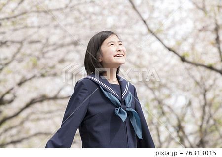 満開の桜並木と新入学の中学生 76313015