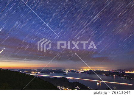 瀬戸内の夏の星景　多島美の朝焼けの空の星景 76313044