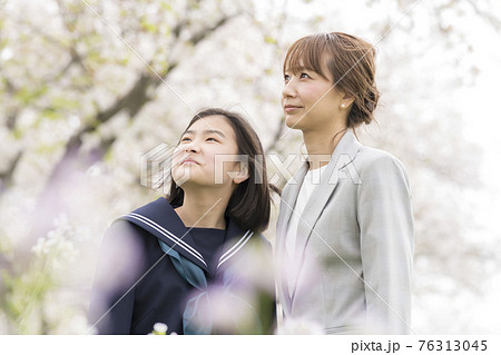 満開の桜と中学校入学式の母親と子ども 76313045