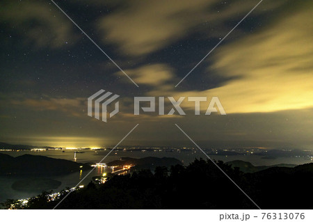 瀬戸内の夏の星景　安芸灘諸島　雲間の星空 76313076
