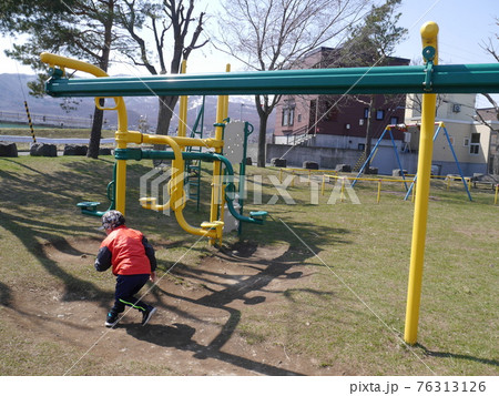 公園で遊ぶ子ども(後ろ姿) 76313126