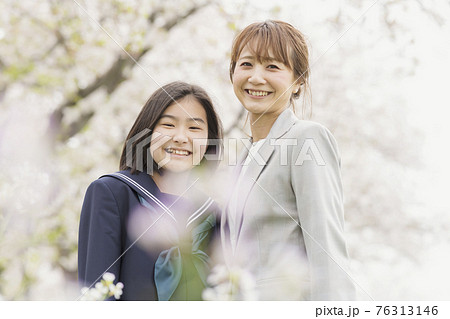 満開の桜と中学校入学式の母親と子ども 76313146