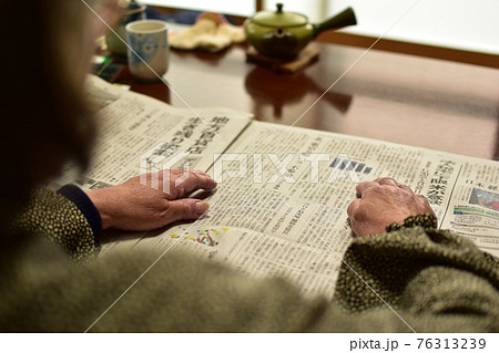 新聞を読むシニア女性 新聞を読むシニア女性 76313239