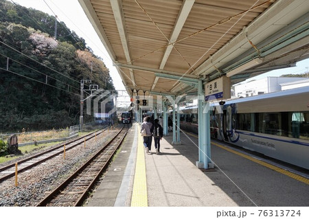 桜咲く JR紀勢本線「白浜駅」プラットホーム 桜咲く JR紀勢本線「白浜駅」プラットホーム 76313724