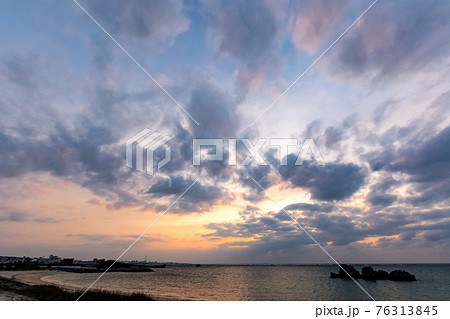 沖縄 北谷 アラハビーチの夕焼けの写真素材