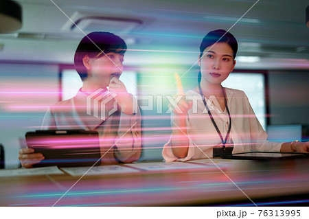 働くビジネスパーソン 76313995