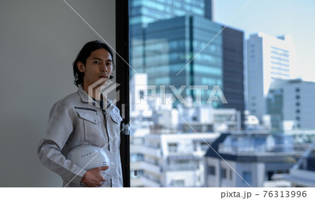 働くビジネスパーソン 76313996