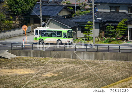 集落を走るバス 76315280