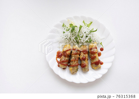 ピカタ風豚肉巻き(豚肉の中にはチーズが入っています) ピカタ風豚肉巻き(豚肉の中にはチーズが入っています) 76315368