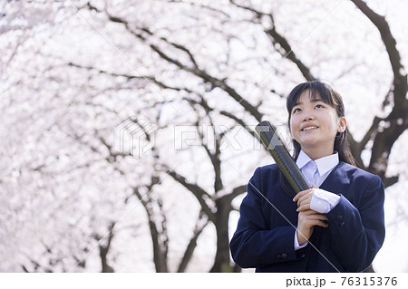 卒業証書筒を持って桜を眺める小学6年生 卒業イメージ 卒業証書筒を持って桜を眺める小学6年生 卒業イメージ 76315376