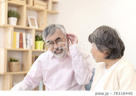 耳が聞こえづらいシニア男性 76316440