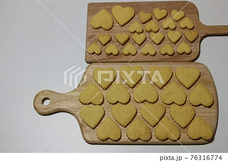 焼きたてのハートのクッキー 76316774