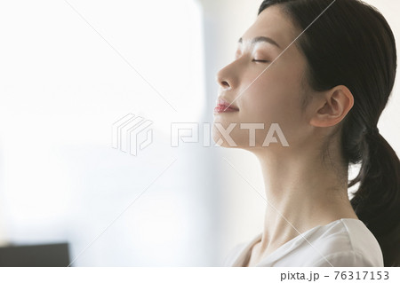 目を瞑る女性 目を瞑る女性 76317153
