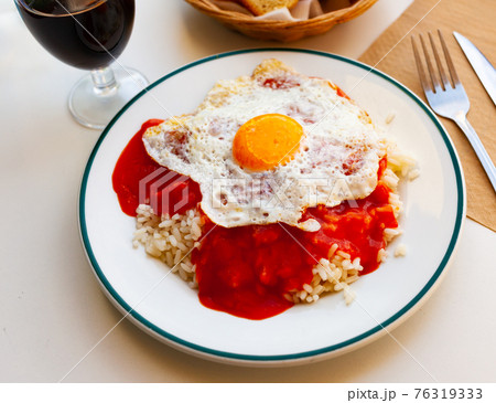 Arroz a la cubana, rice with fried egg Arroz a la cubana, rice with fried egg 76319333