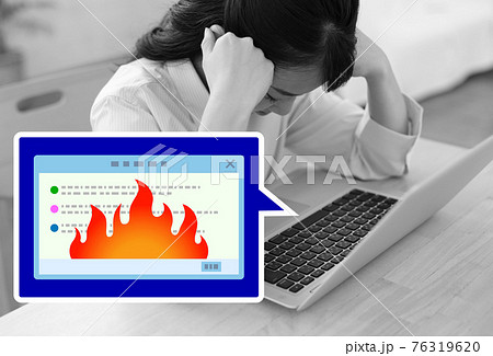 ネット炎上で困る女性イメージ ネット炎上で困る女性イメージ 76319620