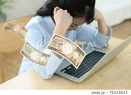 お金が減って困った女性イメージ 76319625