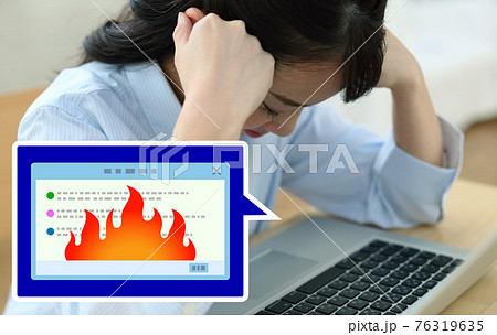 ネット炎上で困る女性イメージ ネット炎上で困る女性イメージ 76319635