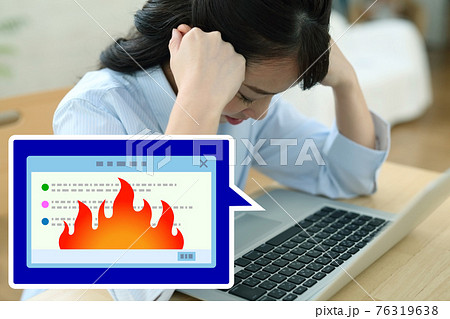 ネット炎上で困る女性イメージ 76319638