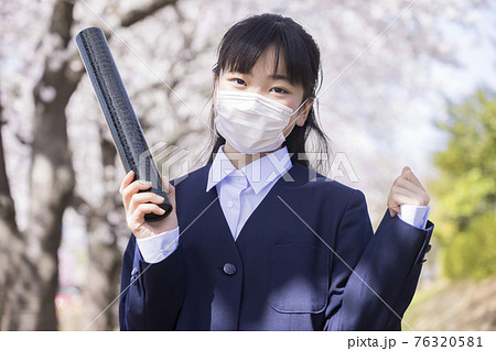 ガッツポーズをするマスク姿の小学6年生 卒業イメージ ガッツポーズをするマスク姿の小学6年生 卒業イメージ 76320581