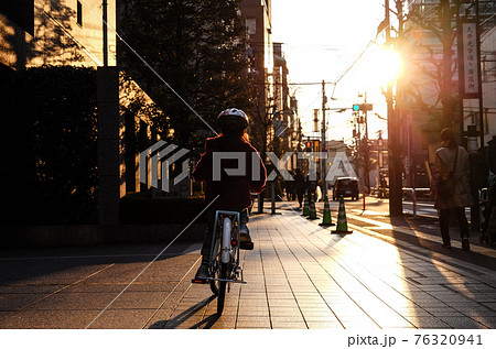 自転車の練習をする女の子 自転車の練習をする女の子 76320941