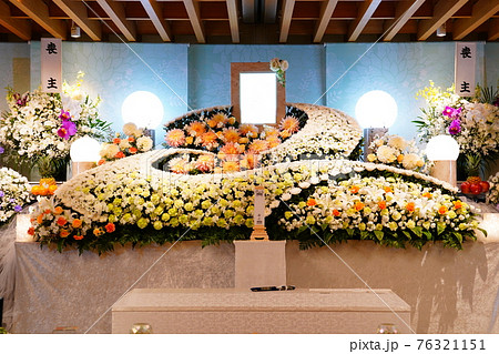 高級な花がたくさん入った祭壇 76321151