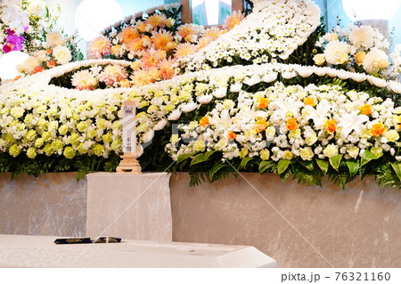 ダリアがたくさん入ったお洒落な花祭壇 76321160