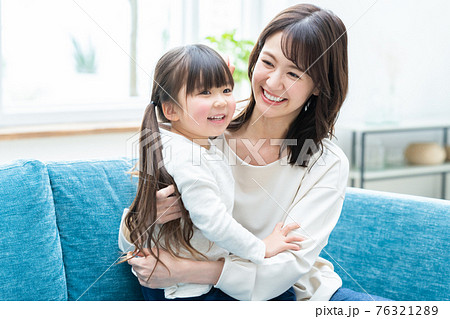 家族 ファミリー 親子 ライフスタイル 仲良し 抱っこ 家族 ファミリー 親子 ライフスタイル 仲良し 抱っこ 76321289