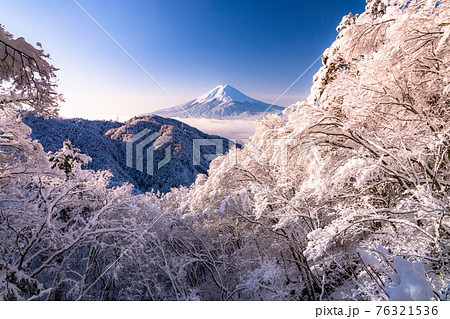 《山梨県》富士山と樹氷・日本の冬景色 《山梨県》富士山と樹氷・日本の冬景色 76321536