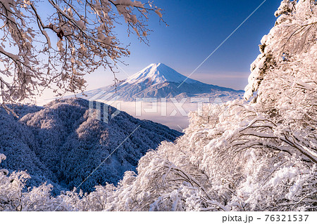 《山梨県》富士山と樹氷・日本の冬景色 《山梨県》富士山と樹氷・日本の冬景色 76321537