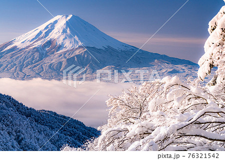 《山梨県》富士山と樹氷・日本の冬景色 76321542