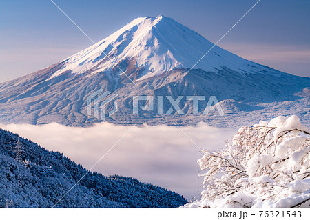 《山梨県》富士山と樹氷・日本の冬景色 76321543