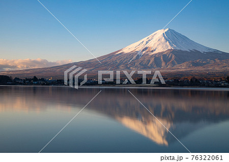 朝焼けに染まる富士山と逆さ富士　河口湖 76322061
