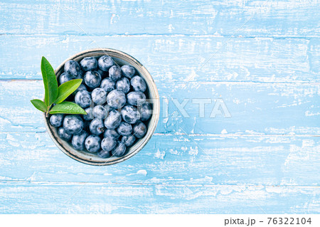 Fresh blueberries with leaf with copy space 76322104