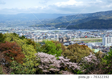 桜を前に伊豆長岡の街を望む|源氏山公園の山頂広場からの、春ならではの季節の眺めです 桜を前に伊豆長岡の街を望む|源氏山公園の山頂広場からの、春ならではの季節の眺めです 76322392