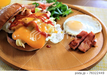 テーブルロールとミカンエイドの昼食(料理のアップ) テーブルロールとミカンエイドの昼食(料理のアップ) 76322449
