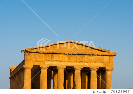 Close up of the main facade of Concordia Temple in Agrigento, Sicily 76322947