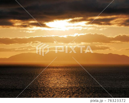 海を黄金色に染める夕陽 (長崎県島原半島小浜温泉) 海を黄金色に染める夕陽 (長崎県島原半島小浜温泉) 76323372