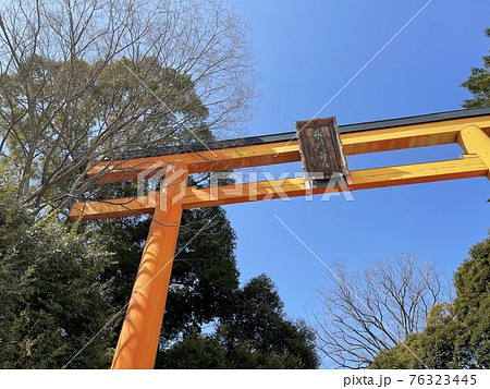 大きな木造の鳥居がある川越氷川神社 76323445