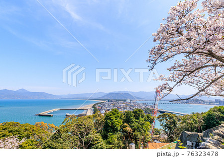 唐津城から見た桜と唐津市内　佐賀県 76323478