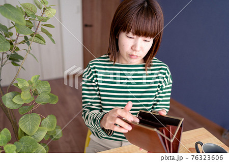 生活費に悩む女性　家計の心配をする妻 76323606