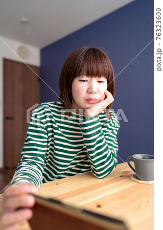 生活費に悩む女性 家計の心配をする妻 生活費に悩む女性 家計の心配をする妻 76323609