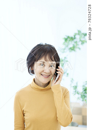 スマートフォンで通話するシニア女性 スマートフォンで通話するシニア女性 76324728