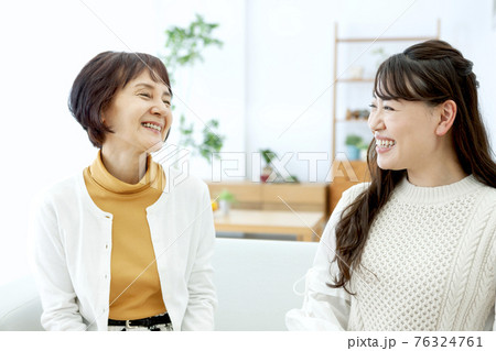 ソファーでくつろぐ親子 76324761