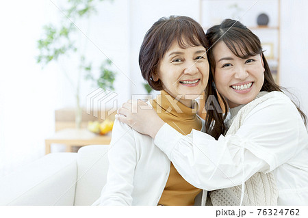 笑顔の親子 76324762