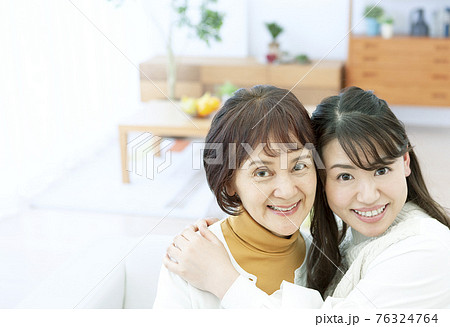 笑顔の親子 76324764