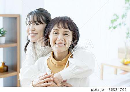笑顔の親子 笑顔の親子 76324765