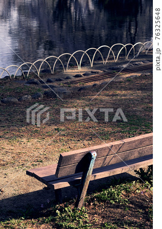昼下がりの公園のベンチ 昼下がりの公園のベンチ 76325648