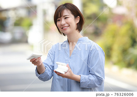ティッシュ配りする女性の写真素材