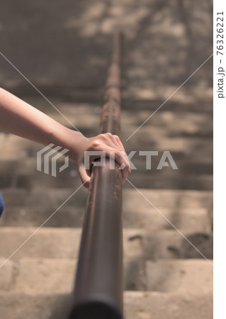 階段の手すりを持つ手 階段の手すりを持つ手 76326221